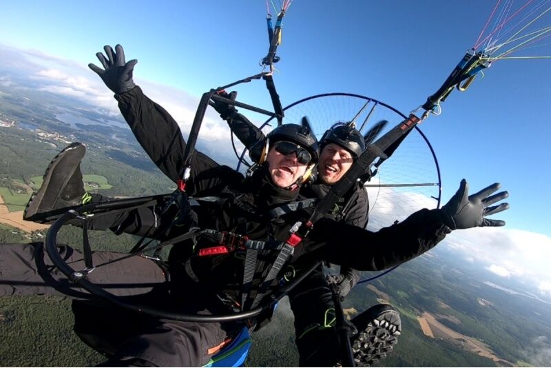 Motorized tandem paragliding
