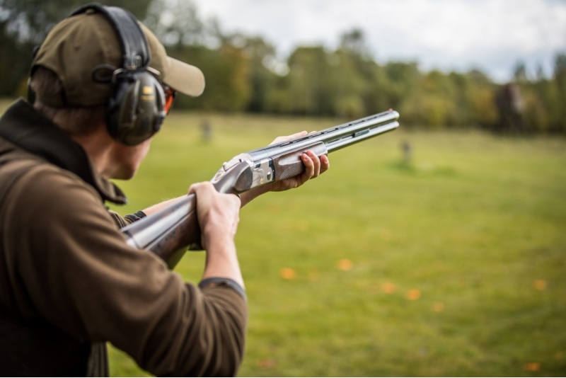 Shooting at flying saucers in „Shooting Club“ rifle-range