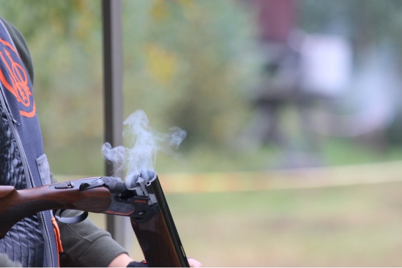 Shooting at flying saucers in „Shooting Club“ rifle-range