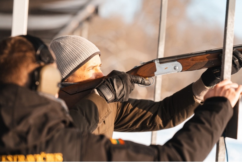 Shooting at flying saucers in „Shooting Club“ rifle-range