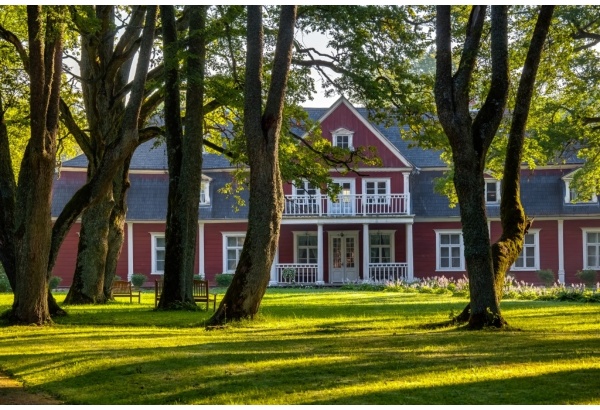 Romantic overnight stay at the historic "Ungurmuiža" with dinner