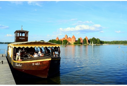 Observational boat trip „Undiscovered Trakai“ and kybyns for two