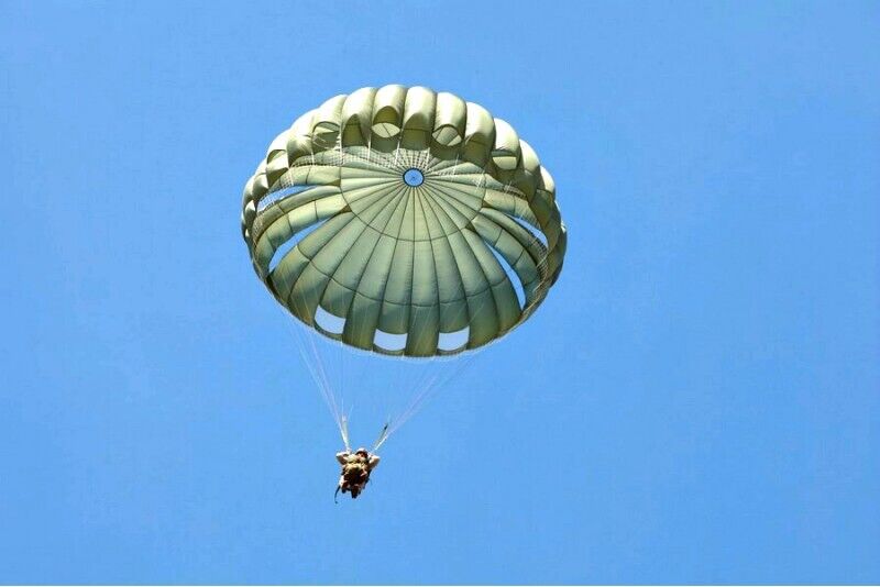 Jump with a round parachute in Mažeikiai