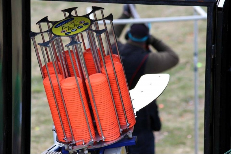 Shooting at flying saucers in „Shooting Club“ rifle-range