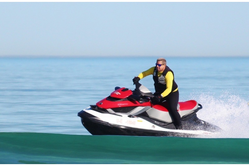 tank Gemaakt van Ongeëvenaard Water bike ride for 2 pers. in Riga | GiftyLand