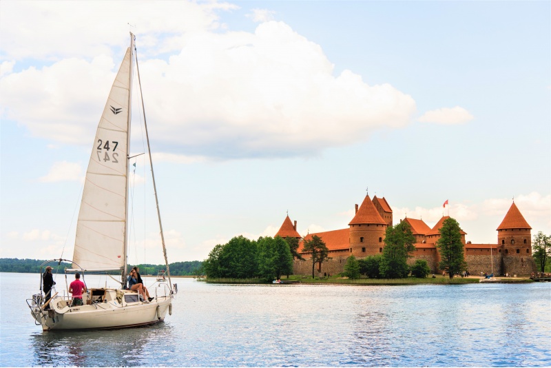 Romantic sailing with a yacht "Pasaka" in Trakai