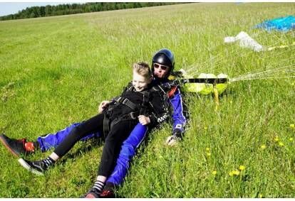 Tandem jump with a parachute from a height of 4000m with video recording