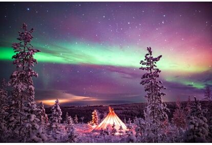 Northern lights excursion in the wilderness